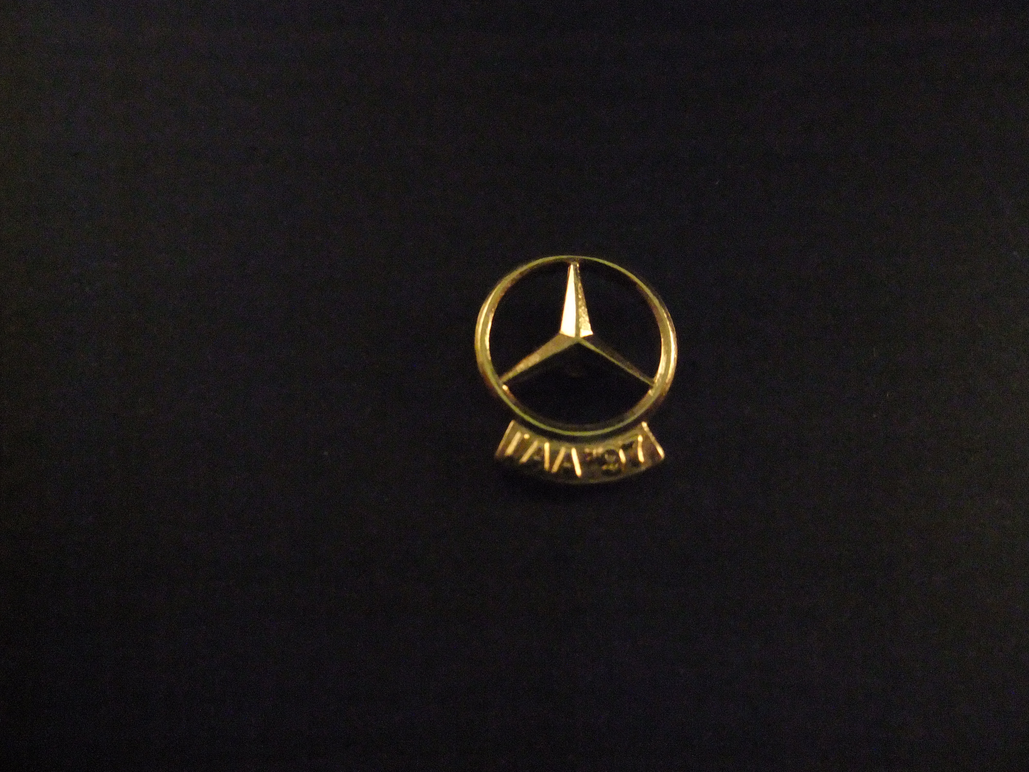 Mercedes-Benz (IAA Auto tentoonstelling 1997) logo goudkleurig